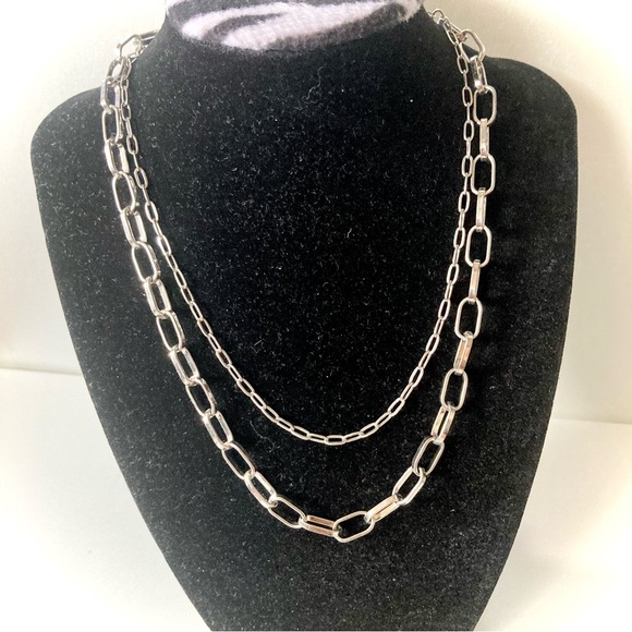 The Unbranded Brand Jewelry - Silver tone 2 layers Chain Necklace preloved jewelry